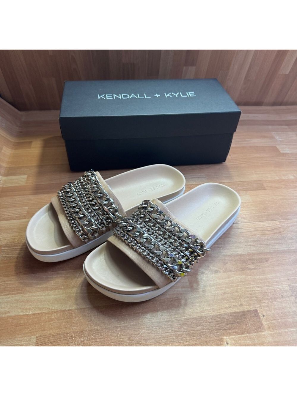 Kendall & Kylie Shiloh light natural leather chain slides size 8.5